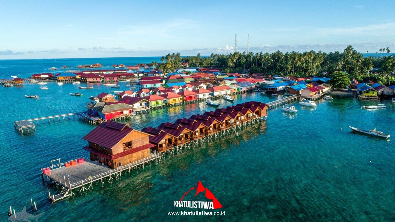 Cottage Pulau Derawan di atas laut dengan pemandangan air jernih