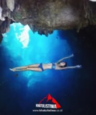 Goa Halo Tabung dengan air biru jernih di dalam gua Maratua