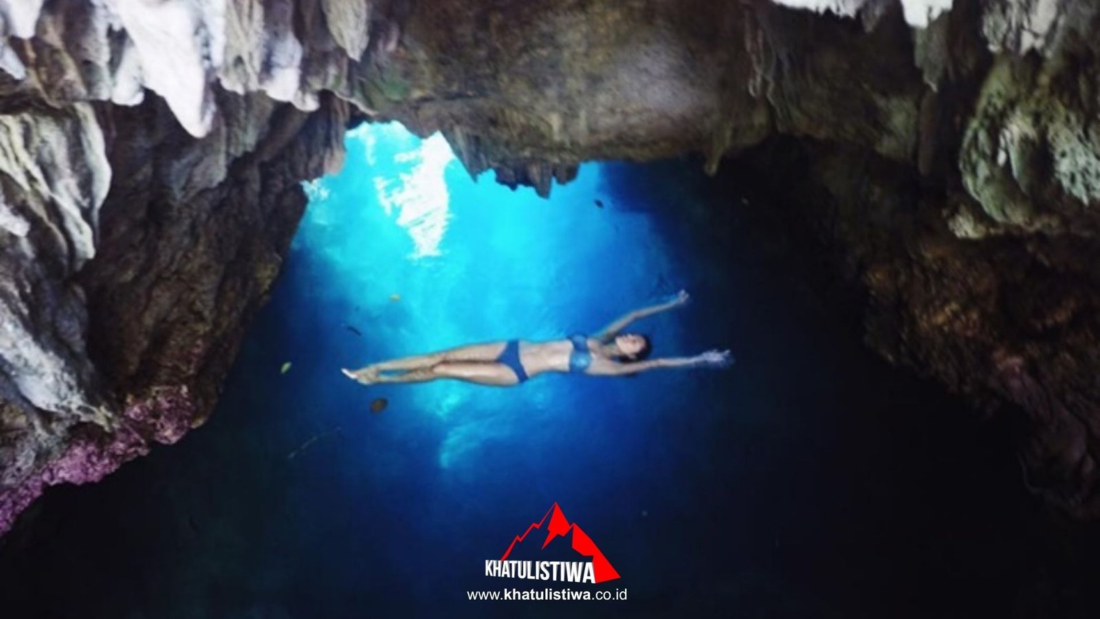 Goa Halo Tabung dengan air biru jernih di dalam gua Maratua
