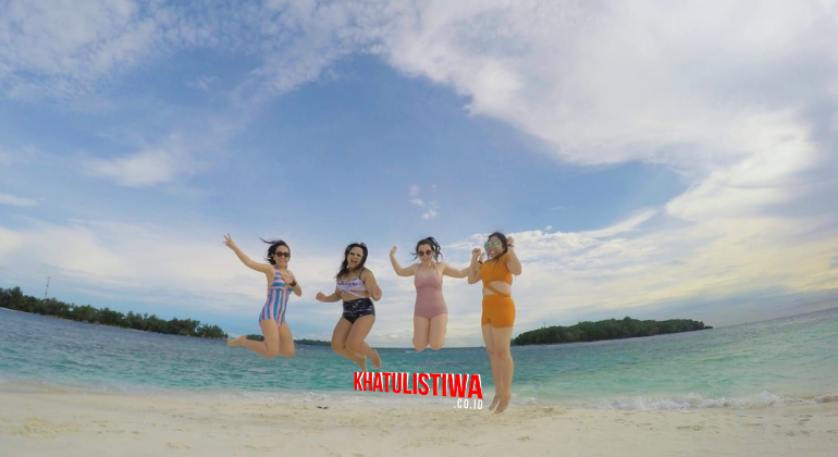 Island hopping di open trip pulau harapan