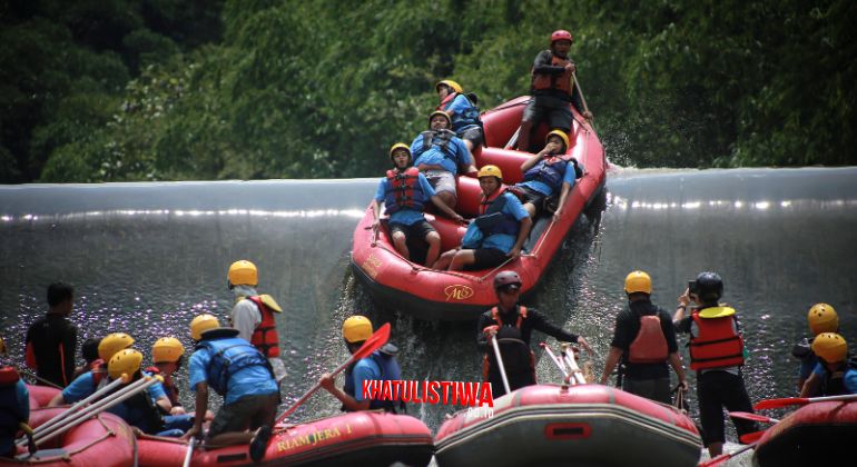 Light Advneture Arung Jeram di paket Khatulistiwa Adventure