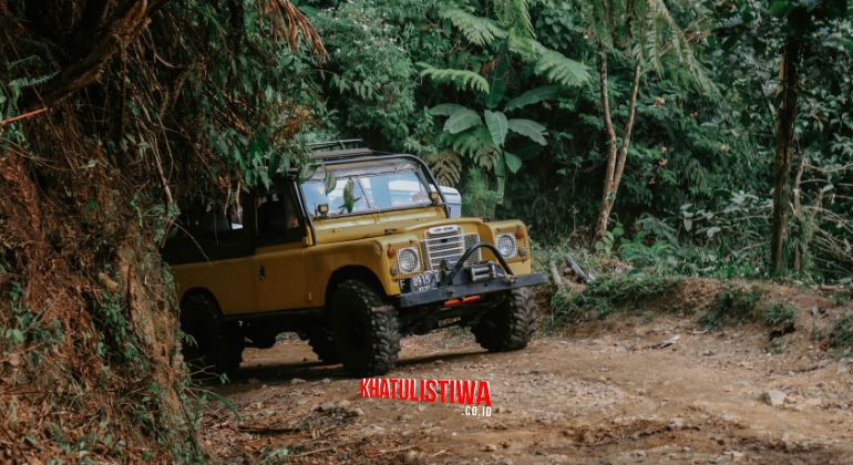 Land Rover di trek Fun Offroad Bogor daerah Cisadon