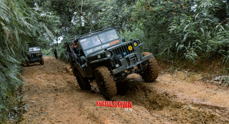 Bogor Offroad di Cisadon menawarkan tanjangan curam dan keindahan alam.