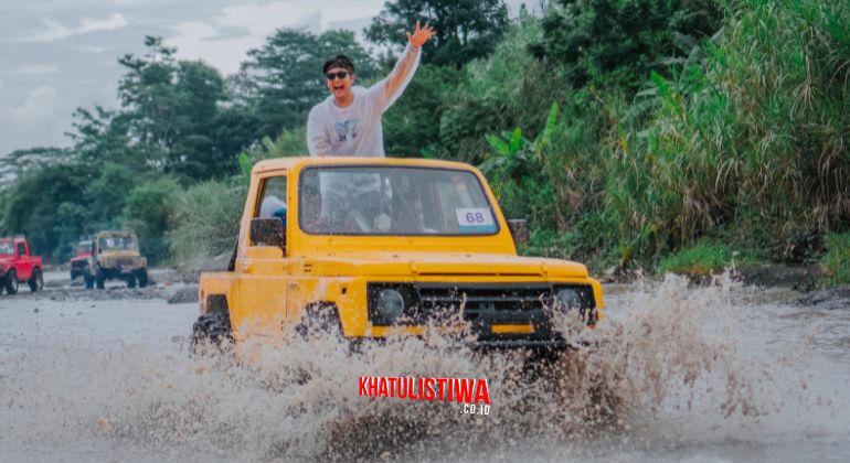 Jeep menyeberangi sungai di Fun Offroad Hambalang Bogor