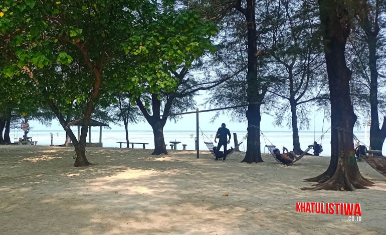 Menikmati Hari di Pantai Bintang Pulau Pari