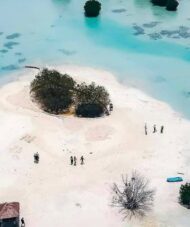 Pantai Pasir Perawan Pulau Pari dengan pasir putih dan laut berwarna tosca