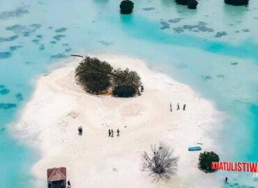 Pantai Pasir Perawan Pulau Pari dengan pasir putih dan laut berwarna tosca