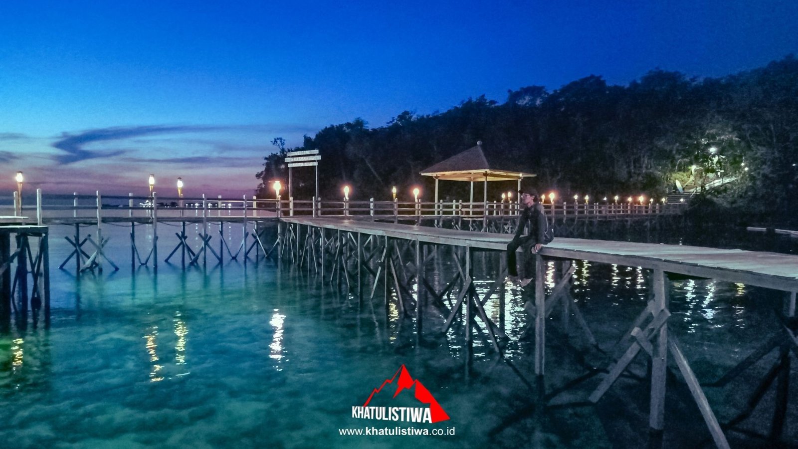 Pulau Derawan dengan air laut jernih dan pasir putih di Kalimantan Timur