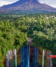 Air Terjun Tumpak Sewu terletak di lereng Gunung Semeru